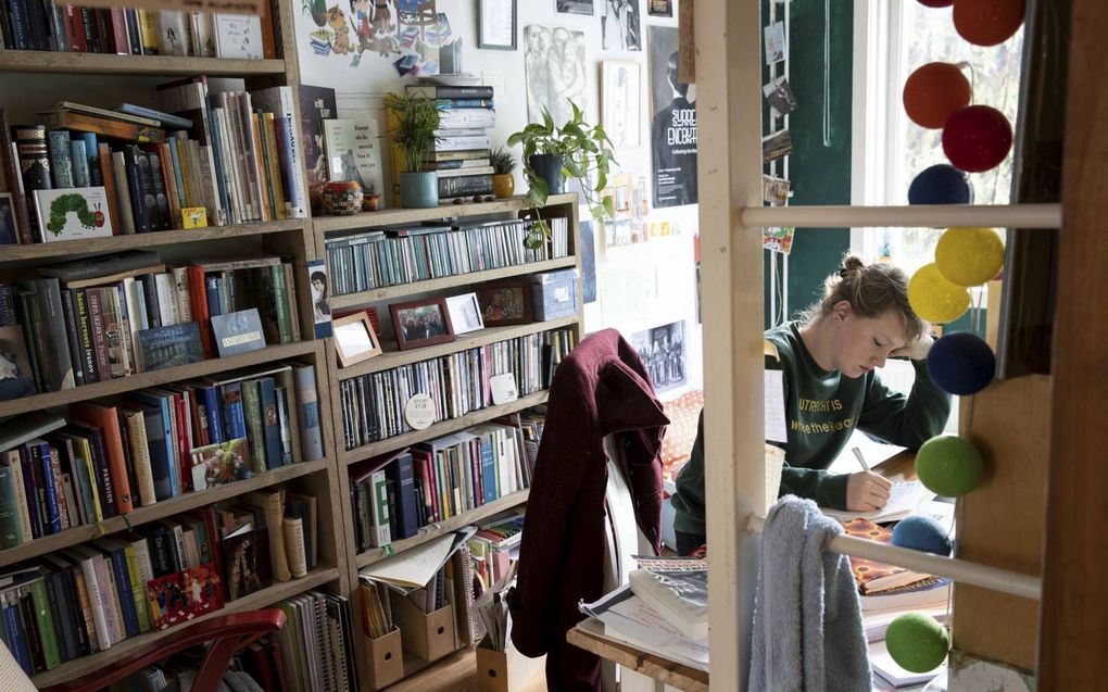 Studenten die op kamers wonen, zijn niet afhankelijk van trein of bus. Ze kunnen zolang “naborrelen” als ze willen. „Thuiswoners missen die momenten.” beeld RD, Anton Dommerholt