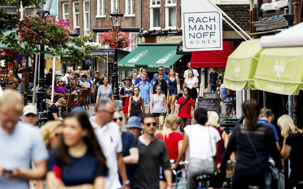 Drukte aan de Vismarkt in Utrecht, juli 2018. Het loslaten van de afstandsregel kan leiden tot overvolle winkels en winkelstraten. beeld ANP, Robin van Lonkhuijsen