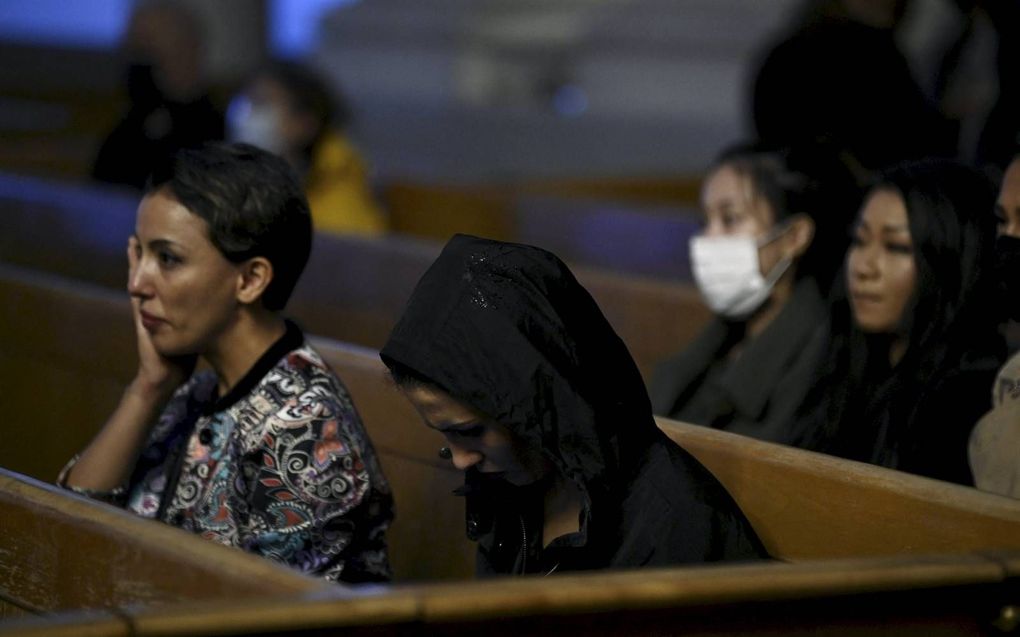 Christenen bidden wereldwijd voor de Afghanen. Foto: In de kathedraal van de Finse hoofdstad Helsinki vond woensdag een gebedsdienst voor Afghanistan plaats. beeld AFP, Markku Ulander