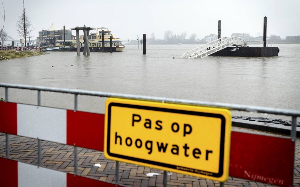 Nederland nam de afgelopen dertig jaar de nodige maatregelen in verband met hoge rivierwaterstanden. Foto: hoogwater bij Nijmegen. beeld ANP, Sem van der Wal