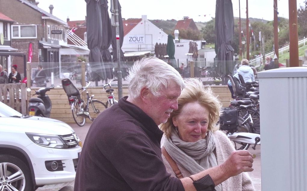 Langs de hele Walcherse kust moet worden betaald voor het stallen van je auto. Met de opbrengst wil de gemeente Veere het voorzieningenpeil opkrikken. Ondernemers en bezoekers in Zouteland reageren niet blij. beeld Van Scheyen Fotografie