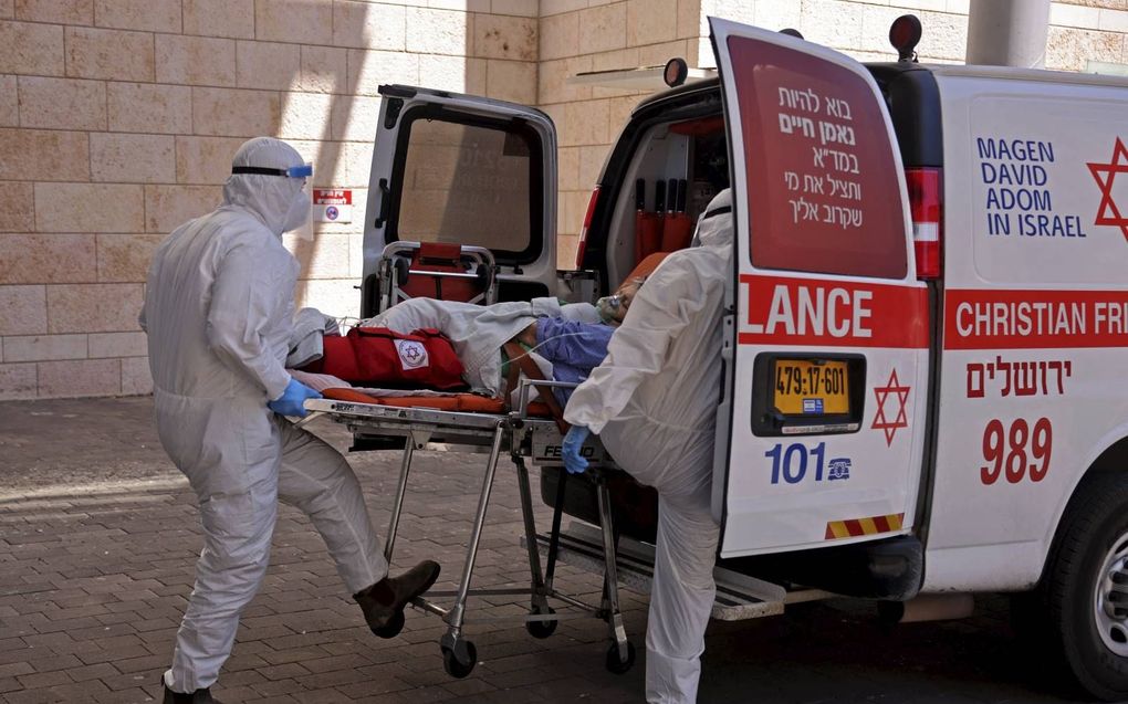 Een coronapatiënt wordt overgeplaatst naar het Hadassah-ziekenhuis in Jeruzalem. De situatie in Joodse ziekenhuizen dreigt uit de hand te lopen. beeld AFP, Menahem Kahana