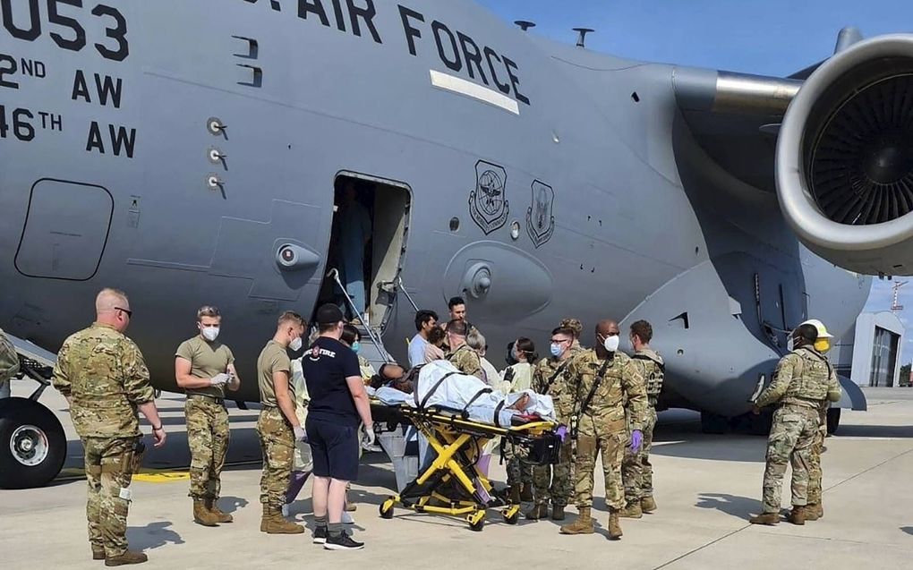 Een Afghaanse vrouw is zondag bevallen aan boord van een C-17 Globemaster. De vrouw kwam aan op de Amerikaanse vliegbasis Ramstein in Duitsland.  beeld US Airforce