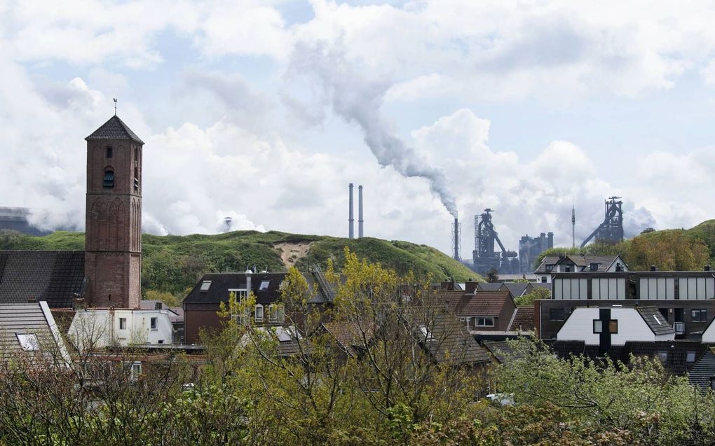 „Bij het oplossen van de klimaatcrisis is het nodig dat mensen elkaar vertrouwen en respecteren.” Foto: Wijk aan Zee met op de achtergrond staalproducent Tata Steel. beeld ANP, Olaf Kraak