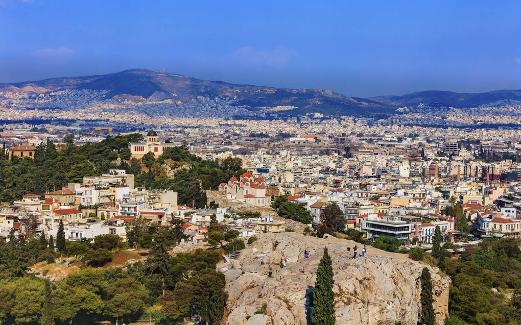 „Paulus verkondigt in Athene hetzelfde Evangelie als in Antiochië, maar wel in een andere vorm, afgestemd op de context, cultuur en specifieke vragen van zijn hoorders.” Foto: Athene met de Areopagus. beeld iStock