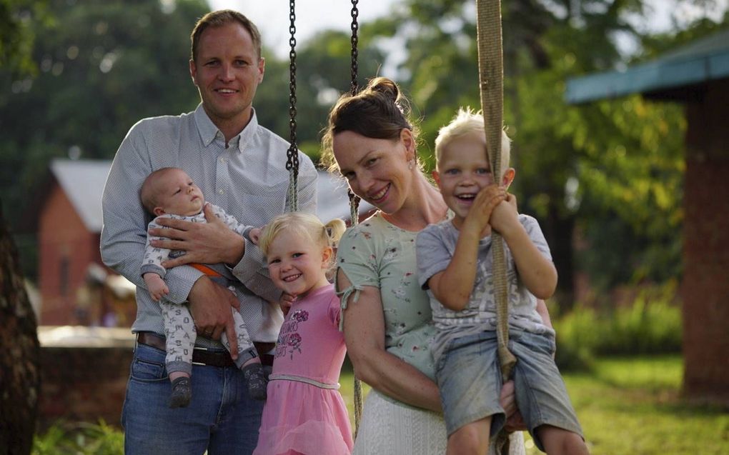 Willem en Joanne Folmer werken sinds 2014 in Congo. Tijdens hun verlof verwoestten rebellen hun woonhuis en het ziekenhuis in Itendey. beeld familie Folmer