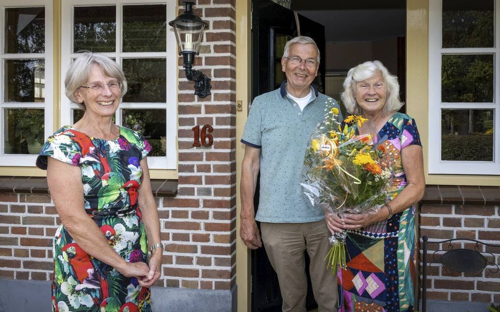 Joke Veldwijk-Vorderman geeft de buren van haar moeder een bloemetje omdat ze altijd klaarstaan om hulp te bieden. beeld RD, Henk Visscher