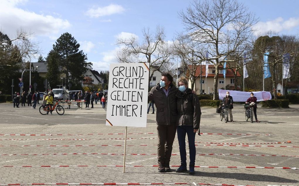 Demonstranten protesteren tegen de coronaregels in Darmstad, Hessen. beeld Reuters, Kai Pfaffenbach