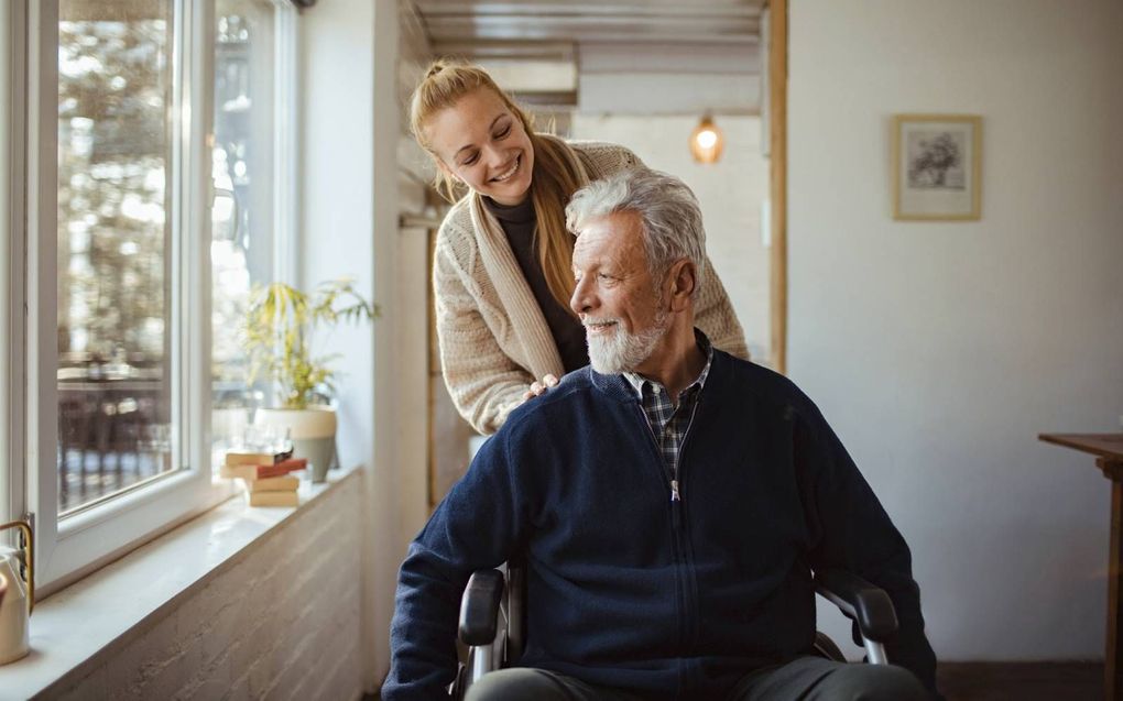 „De wens zo lang mogelijk thuis te blijven wonen, is heel groot. Niet alleen bij de mensen die zorg ontvangen, ook bij hun naasten.” beeld iStock