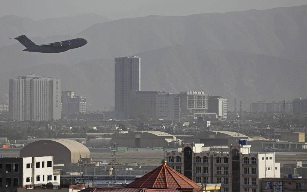 Amerikaans toestel stijgt op uit Kabul, vrijdag. beeld AFP