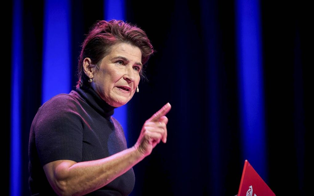 PvdA-leider Ploumen spreekt haar partijgenoten toe tijdens een ledenbijeenkomst over linkse samenwerking en de ontwikkelingen in de formatie. beeld ANP, Phil Nijhuis