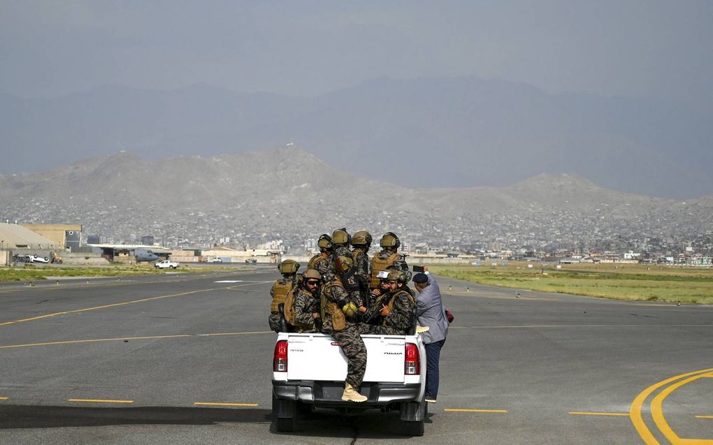 Talibanstrijders op de luchthaven van Kabul. beeld AFP, Wakil Kohsar