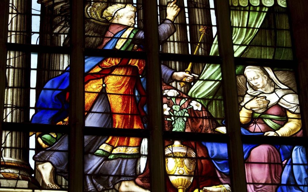 De engel Gabriël kondigt Maria de geboorte van Jezus aan. Glas-in-loodraam uit 1555 in de Oude Kerk in Amsterdam. beeld RD, Henk Visscher