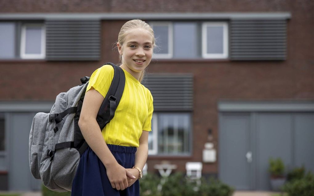 De rugzak van Heleen Bisschop (11) is op de middelbare school meestal een stuk zwaarder dan toen ze nog op de basisschool zat. beeld Jaco Hoeve