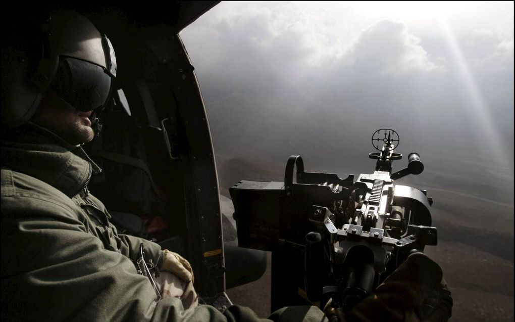 Nederlandse militairen voeren tijdens de Task Force Uruzgan een luchtpatrouille uit tussen de bergen van Afghanistan.  beeld ANP, Rick Nederstigt