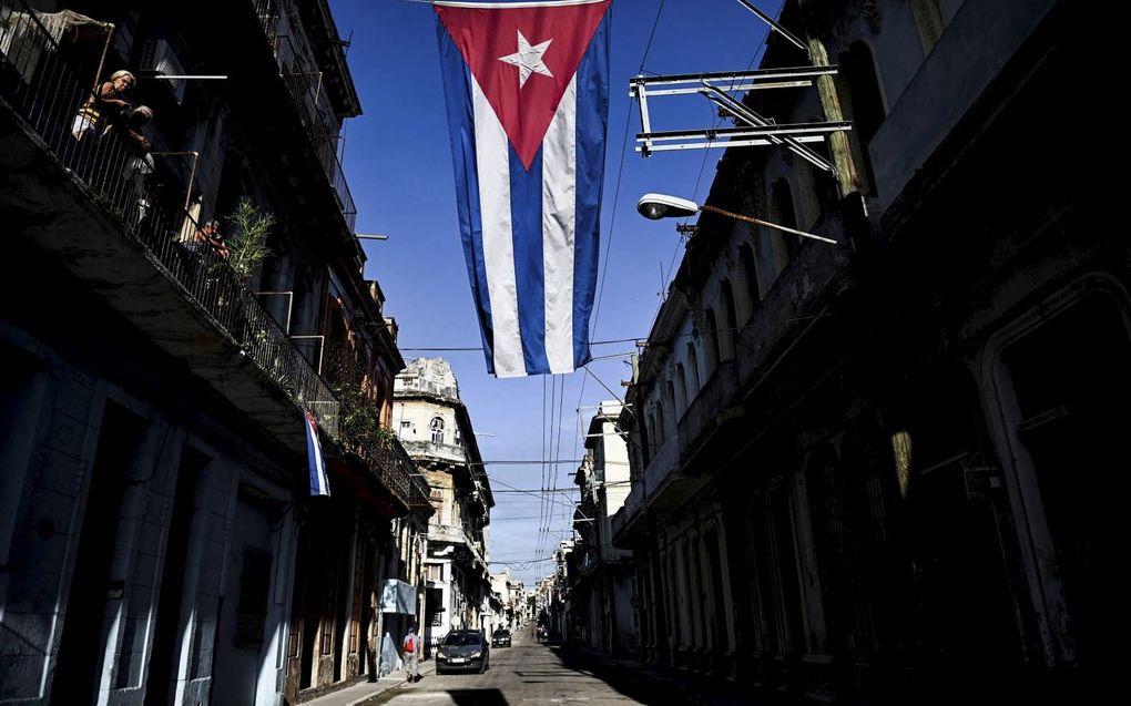 In een straat in Havana hangt de Cubaanse vlag. beeld AFP, Yamil Lage