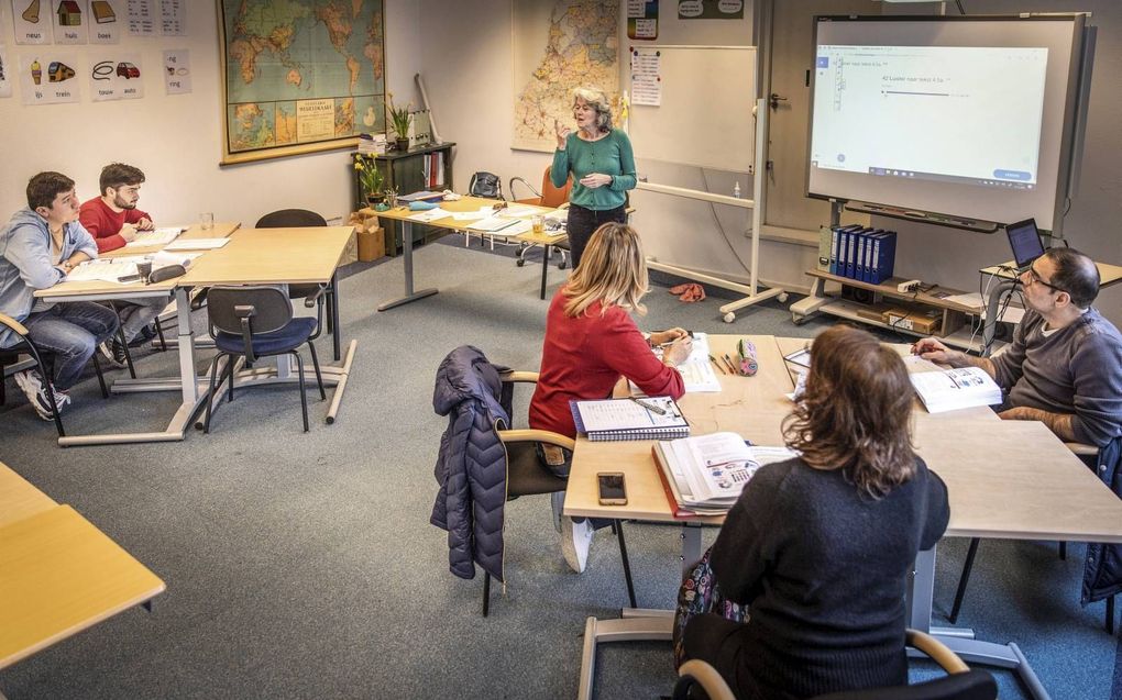 Een inburgeringscursus in Gouda. Behalve migranten hebben ook veel mensen die in Nederland zijn geboren moeite met de taal. beeld RD, Henk Visscher