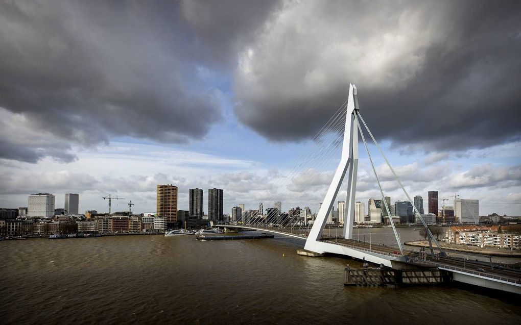 De Erasmusbrug groeide in 25 jaar tijd uit tot het icoon van Rotterdam. beeld ANP, Koen van Weel