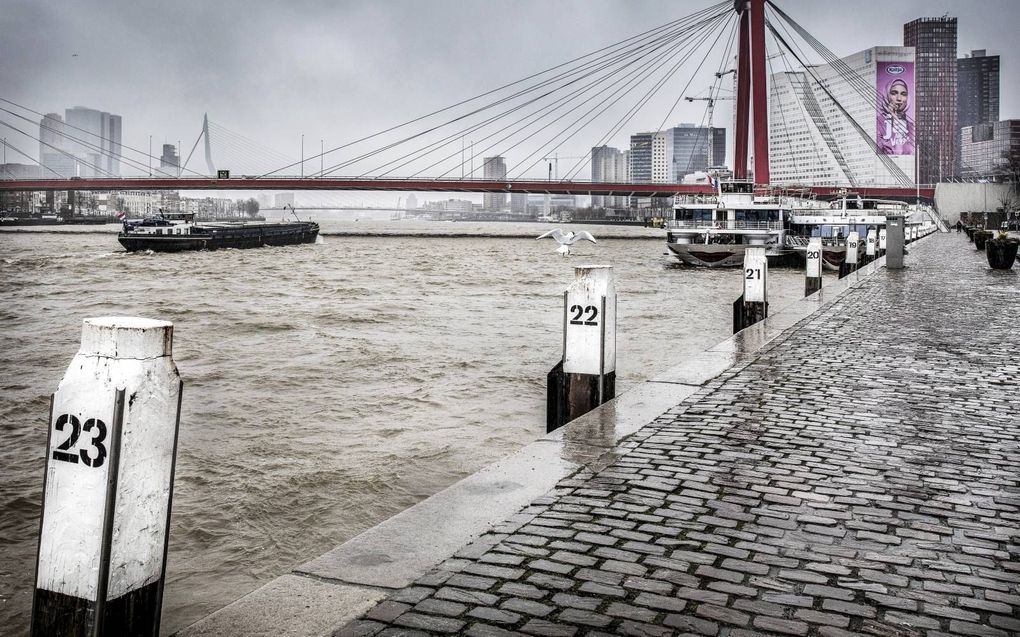 Als een schip met gevaarlijke stoffen door motoruitval onbestuurbaar raakt, zijn de gevolgen niet te overzien. beeld RD, Henk Visscher