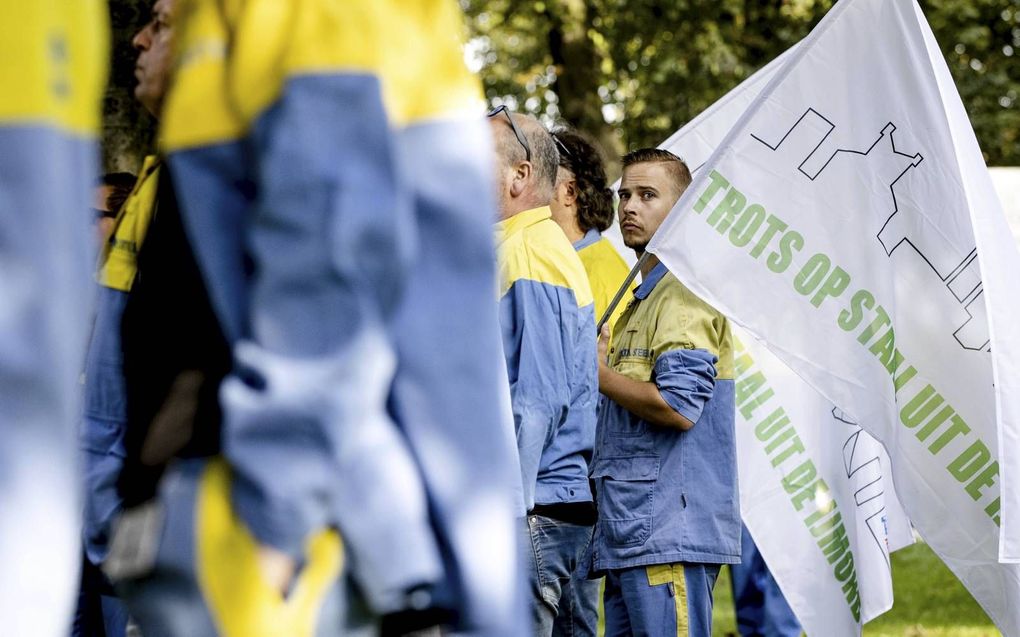 Bijna 200 medewerkers van Tata Steel bieden een tussenrapport aan over de verduurzaming van het staalbedrijf bij het Malieveld voor aanvang van het Kamerdebat. beeld ANP, Sem van der Wal