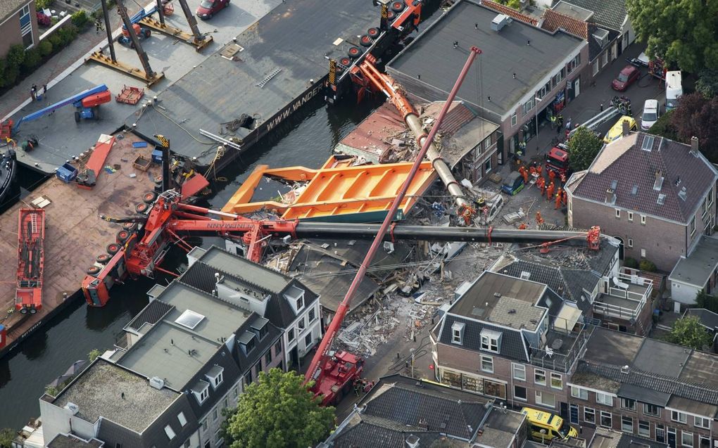 In 2015 vielen twee op een ponton geplaatste bouwkranen in Alphen aan den Rijn om. De ravage was enorm. beeld ANP, Bram van de Biezen