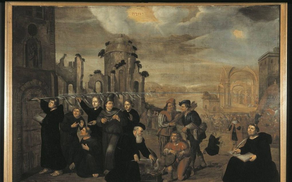 Met een enorme veer, die tot in Rome reikt, schrijft Luther zijn stellingen op de deur van de slotkapel in Wittenberg. beeld Museum Catharijneconvent Utrecht