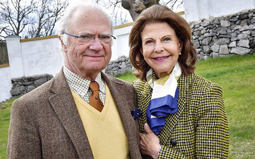 Koning Carl Gustaf vorig jaar op zijn 74e verjaardag met koningin Silvia bij het kasteel in Södermanland. beeld Jonas Ekströmer