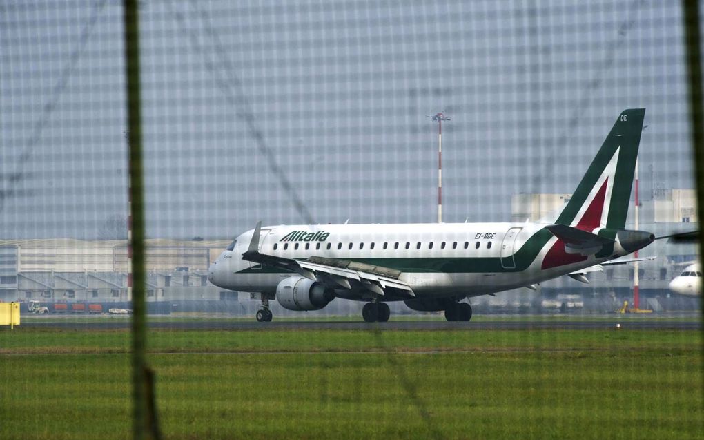 Een Embraer ERJ-175 van de Italiaanse nationale maatschappij Alitalia (EI-RDE) taxiet op de luchthaven van Milaan.  beeld EPA, Andrea Fasani