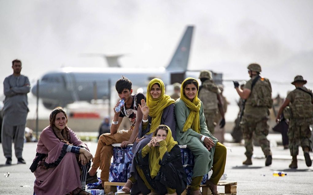 Evacuaties op de luchthaven van Kabul. beeld AFP, Mark Andries