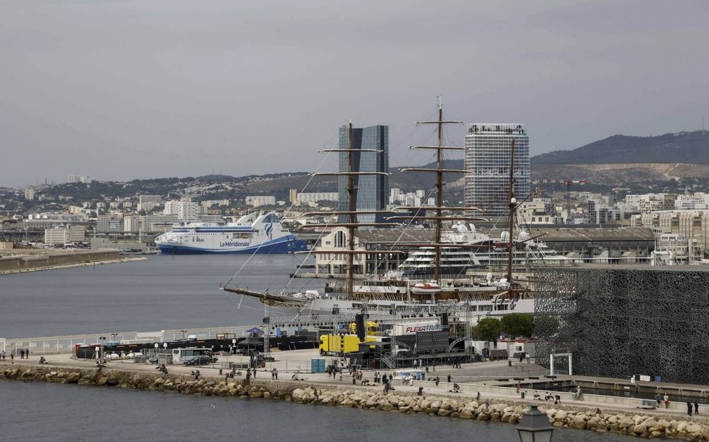 Haven van Marseille met op de achtergrond het hoofdkantoor van CMA CGM. De Franse rederij bevriest zijn vrachttarieven de komende vijf maanden. beeld AFP, Ludovic Marin