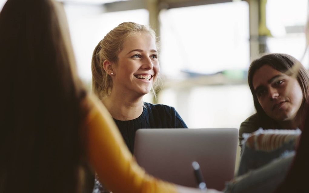 „Zijn we aan het verleren hoe we ons kunnen verbinden met de ander en de dialoog kunnen aangaan?” beeld iStock