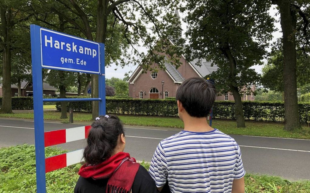 De Afghaanse vluchtelingen Ahmad en Zahra verblijven sinds drie weken in het Gelderse dorp Harskamp. „We stimuleren elkaar om Nederlands te leren”, zegt Zahra. beeld RD