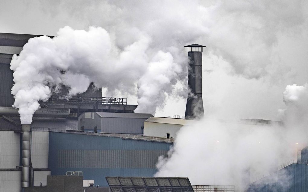 De hoogovens van Tata Steel gezien vanuit Wijk aan Zee. Het staalconcern kondigde woensdag afscheid te nemen van de productie op kolen. beeld ANP, Ramon van Flymen