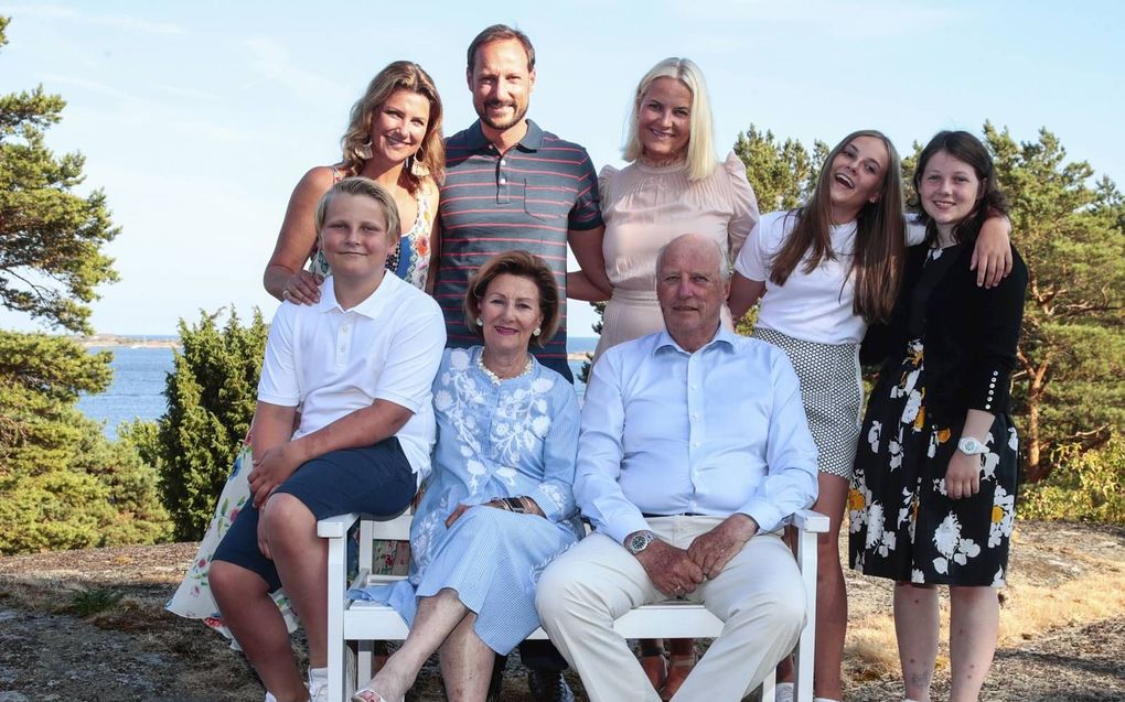 Een deel van de Noorse koninklijke familie tijdens een vakantie in 2018. Vooraan: prins Sverre Magnus, koningin Sonja en koning Harald. Achteraan: prinses Märtha Louise, kroonprins Haakon, kroonprinses Mette-Marit, prinses Ingrid Alexandra en Maud Angelica Behn. beeld EPA, Lise Aaserud