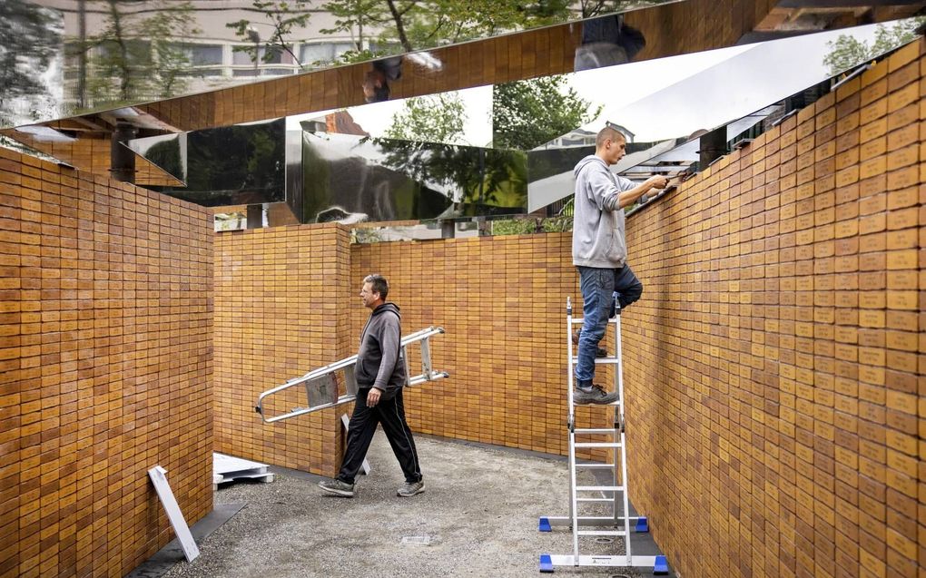 Vele duizenden stenen, en op elke steen een naam. De naam van een slachtoffer van de nazibarbarbarij. beeld ANP, Ramon van Flymen