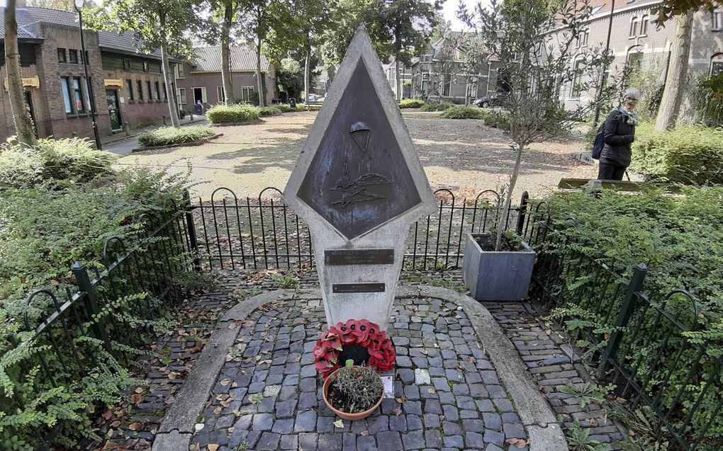 Een klein Airbornemonument aan de Nassaustraat herinnert aan de gebeurtenissen in Lombok.  beeld Riekelt Pasterkamp