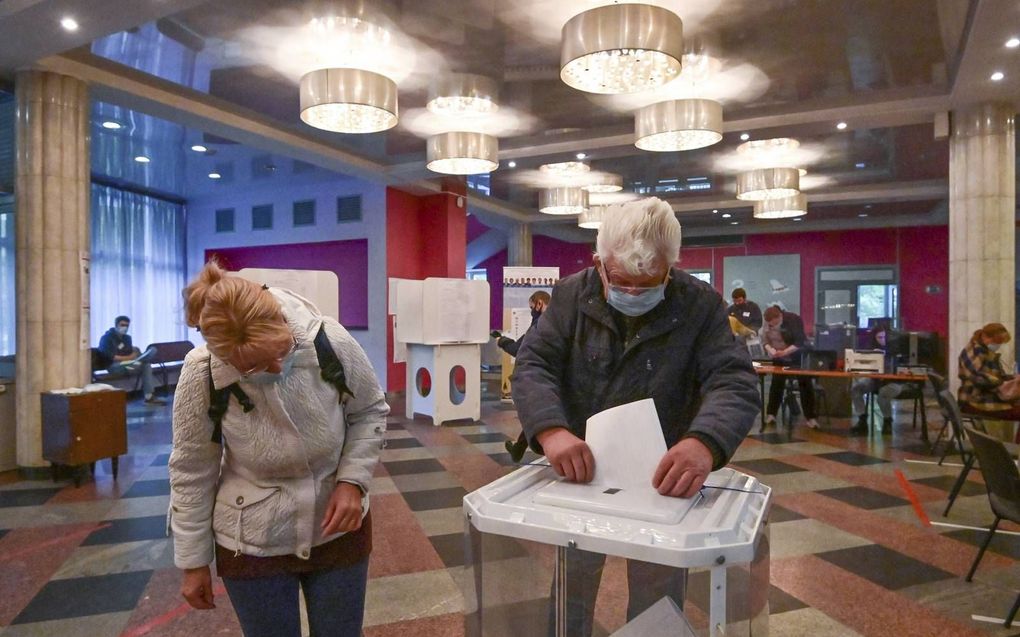 Een man brengt zijn stem uit in een stembureau in Moskou. AFP, Yuri Kadobnov