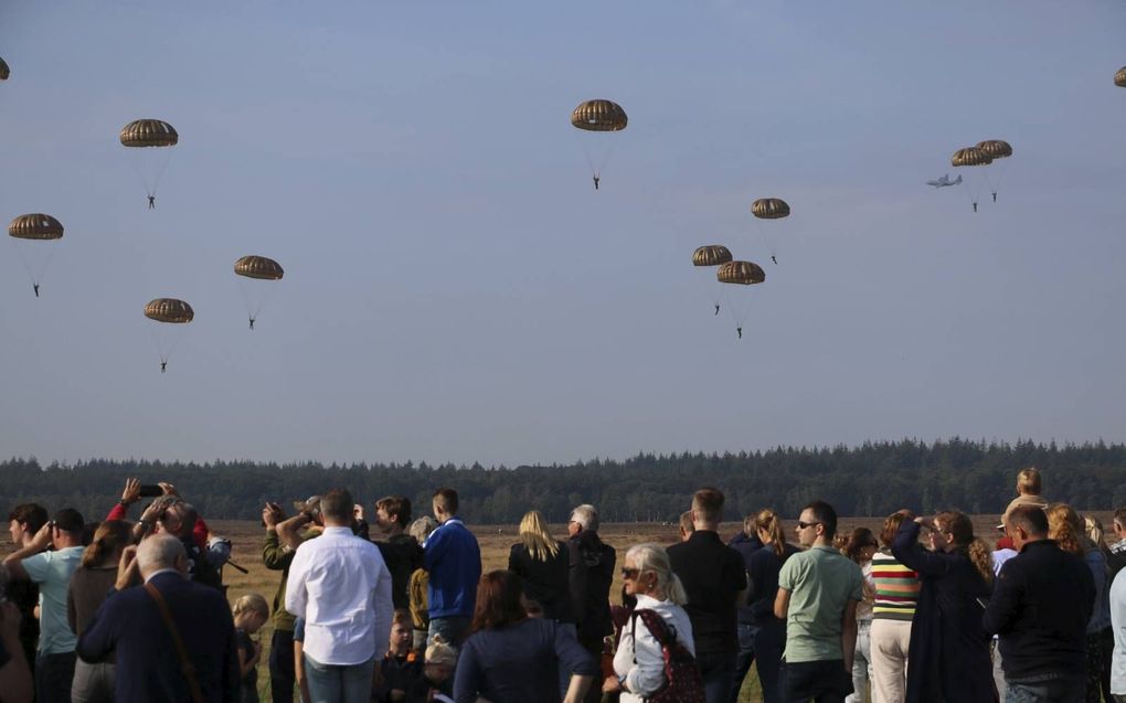 Honderden parachutisten landden zaterdag op de Ginkelse Heide bij Ede. beeld Riekelt Pasterkamp