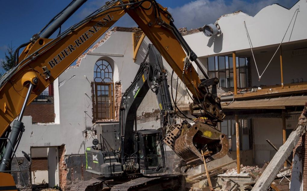 Slopers zijn druk met het afbreken van de christelijke gereformeerde Bethelkerk in Sliedrecht. De kerk moet plaatsmaken voor een nieuw bedehuis op dezelfde plaats. Bij de sloop en bouw komt veel kijken, want de bouwlokatie ligt in hartje Sliedrecht. De voorzijde van de kerk staat aan de winkelstraat, Kerkbuurt. beeld Cees van der Wal