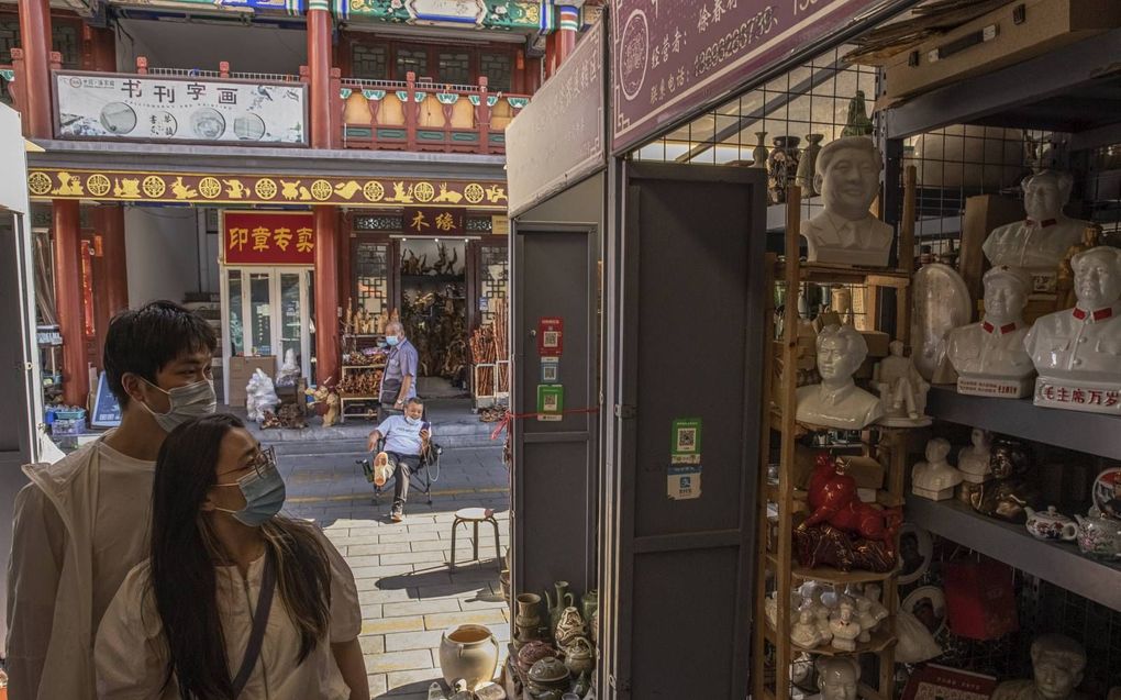 Op de antiekmarkt in Peking passeren mensen de buste van de Chinese president Xi Jinping en van zijn voorganger Mao Zedong. Steeds vaker worden beide leiders in een adem genoemd. beeld EPA, Roman Pilipey