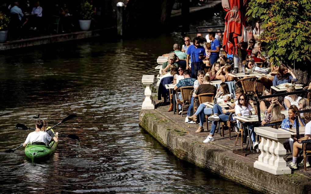 Terrassen, zoals hier in Utrecht, kunnen worden bezocht zonder coronapas. Dat geldt dan weer niet voor een bezoek aan het toilet. beeld ANP, Robin van Lonkhuijsen