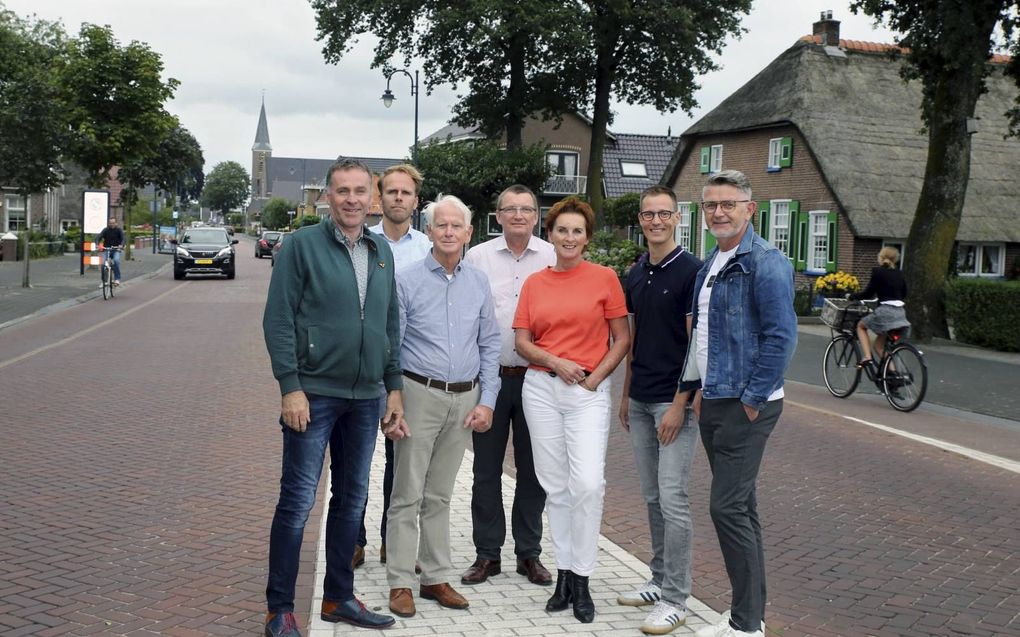 De vijf bestuursleden en twee projectleiders van Stichting Staphorst Recreatie en Toerisme (v.l.n.r.) Alex Dekker, Henry Visscher, Jouk Huisman, Henk Breukelaar, Annet van Strik, Jakob Ponstein en Evert Slager. beeld Wilbert Bijzitter