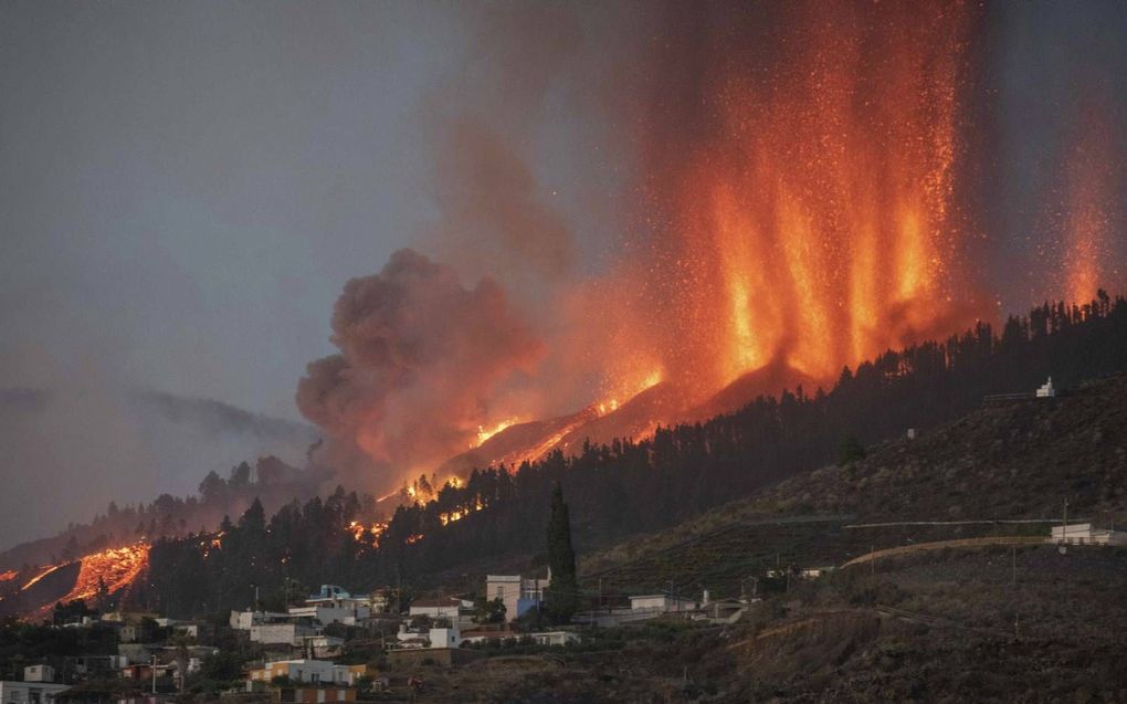 Zeker honderd huizen zijn begraven onder de zes meter dikke rivier van lava. beeld AFP, Desiree Martin