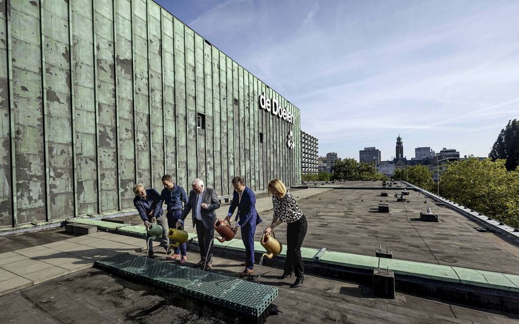 Op concert- en congresgebouw de Doelen in het centrum van Rotterdam zijn maandag kratten neergelegd voor waterberging. Later volgt er groene beplanting. beeld ANP, Robin van Lonkhuijsen