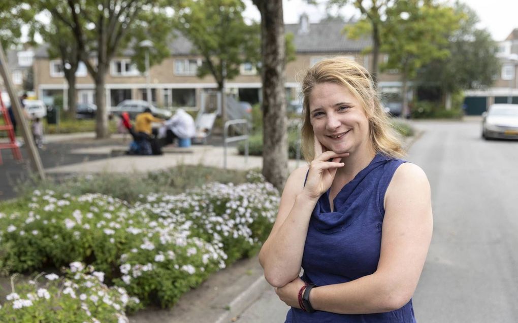 Deborah woont in  „een soort hofje" in Kanaleneiland. „De mensen in de buurt zijn erg betrokken op elkaar. Ik voel me een echte Kanaleneilander.” beeld RD, Anton Dommerholt