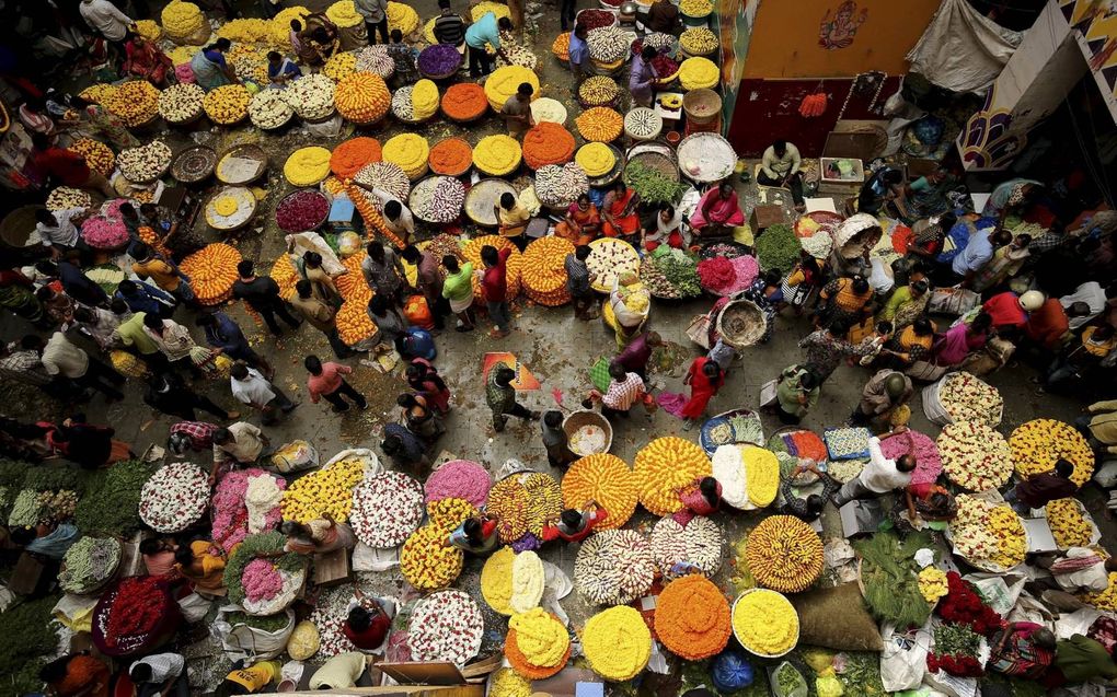 Hindoes in India kopen bloemen in aanloop naar een feest ter ere van de god Ganesha, begin september. beeld EPA, Jagadeesh Nv