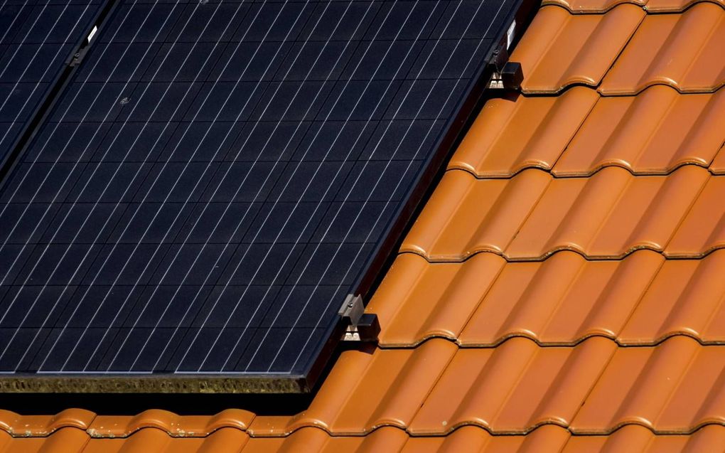 „In theorie kan de autoaccu dan met de eigen zonnepanelen worden opgeladen.” beeld ANP, Koen van Weel