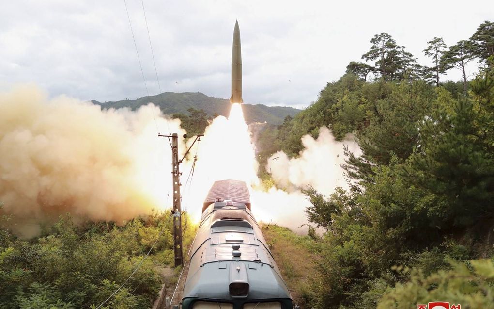 Lancering van een raket vanaf een trein in Noord-Korea, 15 september. De foto is vrijgegeven door het officiële Noord-Koreaanse persbureau KCNA. beeld EPA, KCNA
