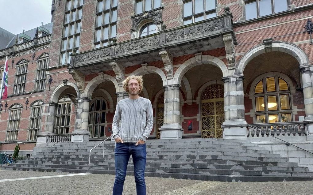 Marinus Jongman voor het Academiegebouw