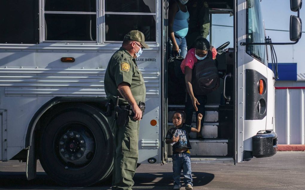 Amerikaanse grenswachten onderschepten duizenden Haïtianen. Sommigen werden hardhandig teruggestuurd. beeld AFP, Brandon Bell